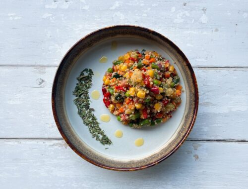 Quinoa con verdure, erbe di Provenza e bacche di goji