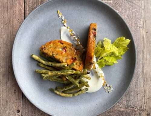 Burger di verdure grigliate e scamorza con fagiolini e salsa al formaggio
