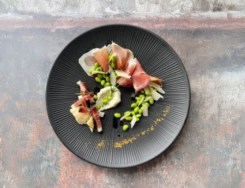 Speck con insalatina di soia, edamame e scaglie di Trentingrana