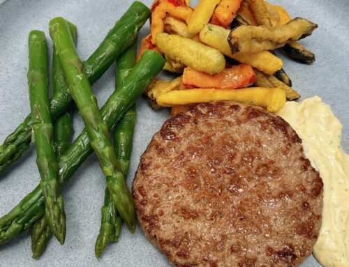 Hamburger alla griglia con asparagi al vapore e verdure fritte