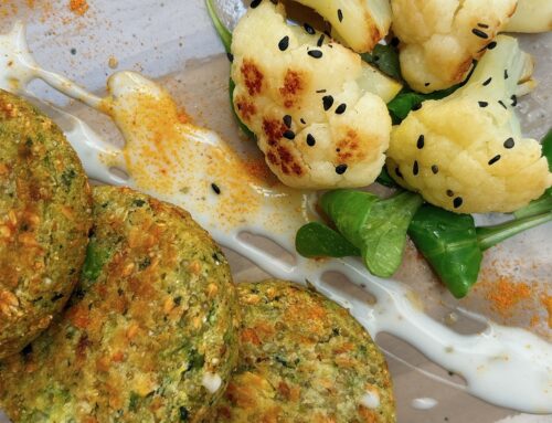 Burger di semi di lino e quinoa con cavolfiori al sesamo nero